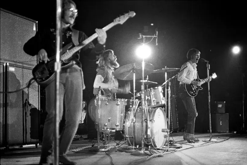 Creedence Clearwater Revival em uma apresentação ao vivo nos anos 70.