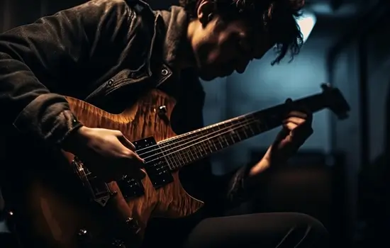 Um guitarrista tocando uma guitarra elétrica