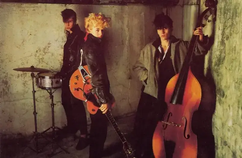 A banda Stray Cats posando com seus instrumentos nos anos 80.