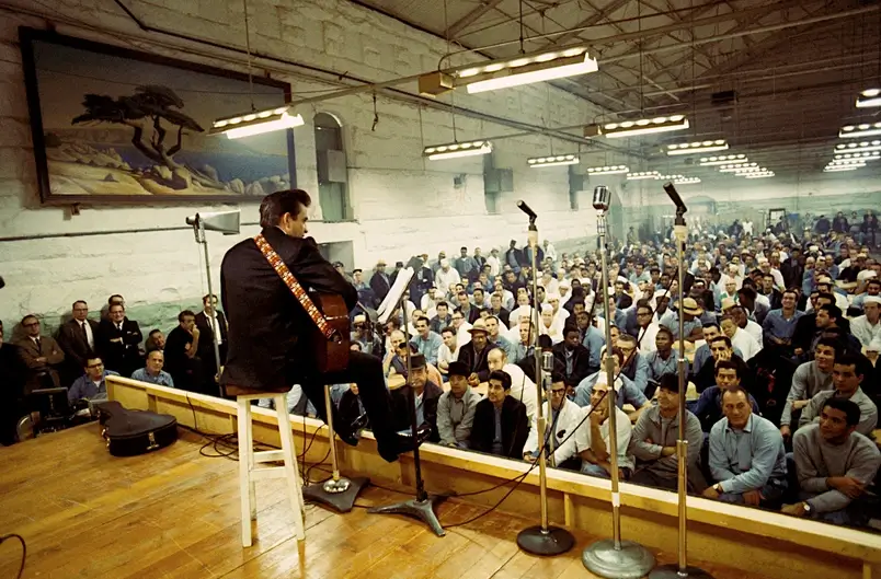 Johnny Cash tocando para uma plateia de detentos