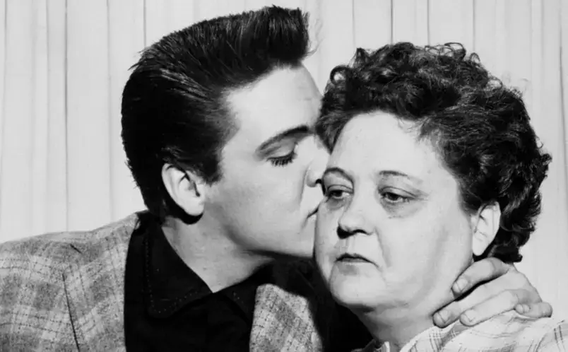 Elvis dando um beijo na bochecha de sua mãe Gladys