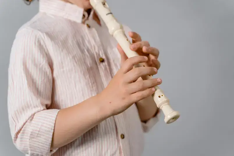 Uma pessoa tocando uma flauta doce