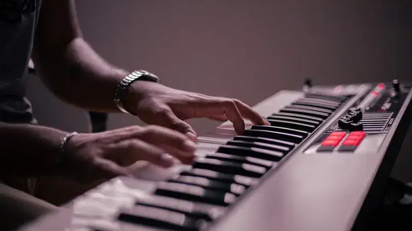Uma pessoa tocando um teclado músical