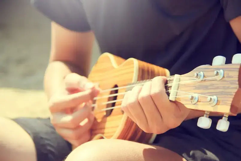 Uma pessoa tocando um ukulele