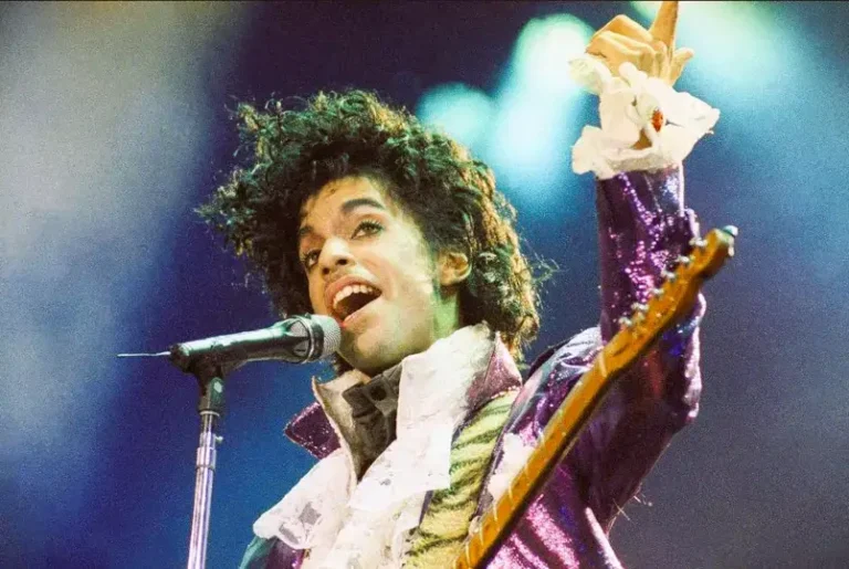 Foto do Prince em um show. Ilustra o artigo sobre sua ausência na gravação de We Are The World
