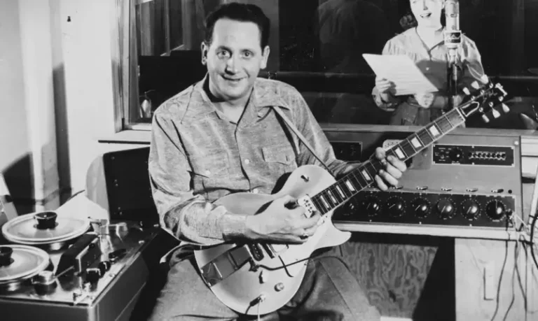 O guitarrista Les Paul segurando sua guitarra Gibson