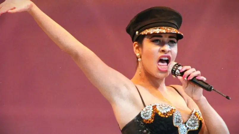 Selena Quintanilla-Pérez cantando ao vivo