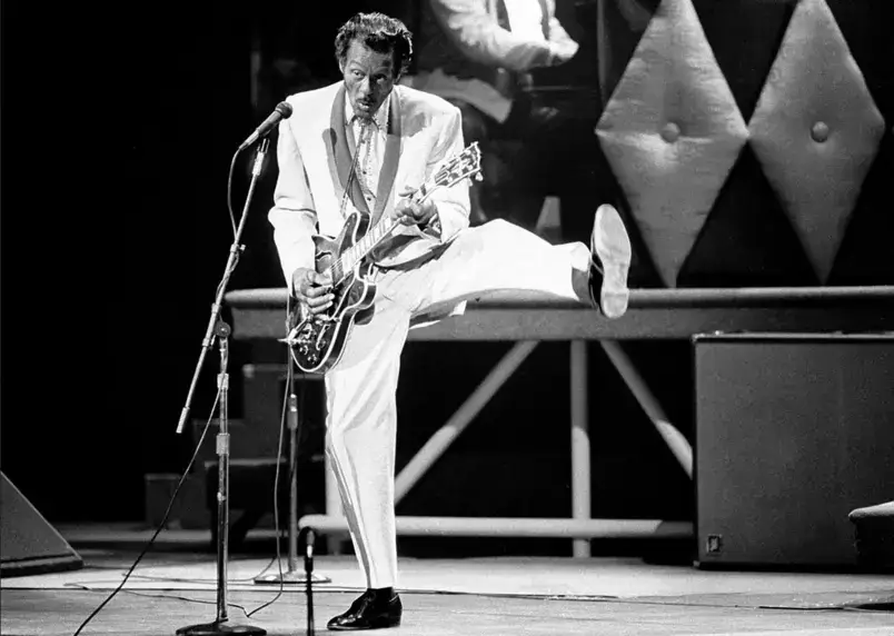 Chuck Berry tocando guitarra em um show. Ilustra o artigo que aborda se Chuck Berry Inventou o Rock