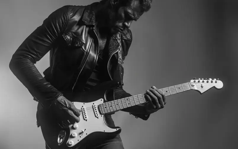 Imagem de um guitarrista. Ilustra o artigo sobre os 10 Maiores Riffs de Guitarra Segundo o uDiscover Music