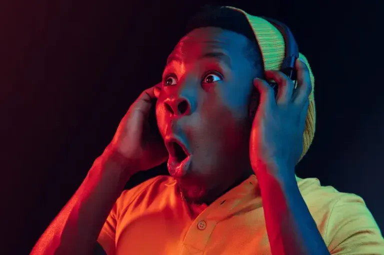 Rapaz ouvindo música com cara de surpresa